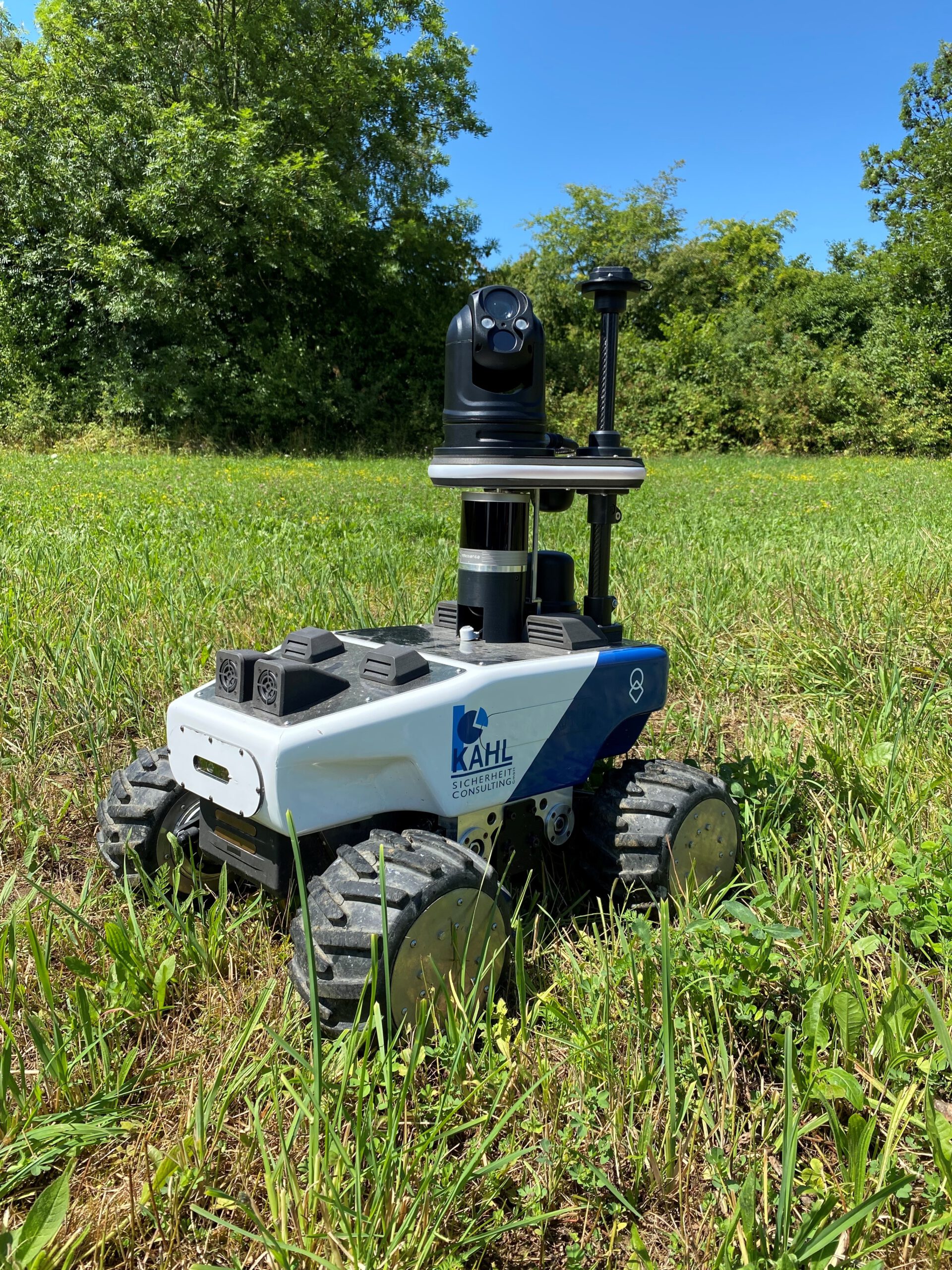 uRun Sicherheitsroboter von Kahl Sicherheit im Außeneinsatz